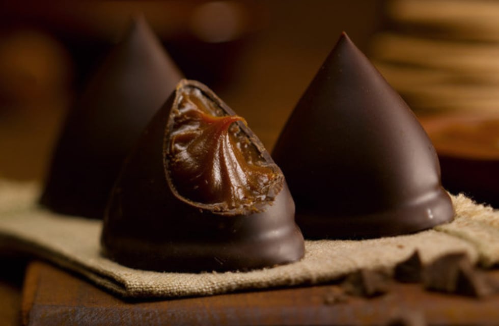 Receta rápida y fácil: cómo preparar espectaculares conitos de dulce de leche bañados en chocolate