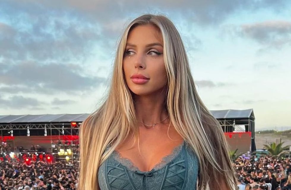 Romina Malaspina lució un outfit como DJ que se llevó todas las miradas: corset blanco y short negro