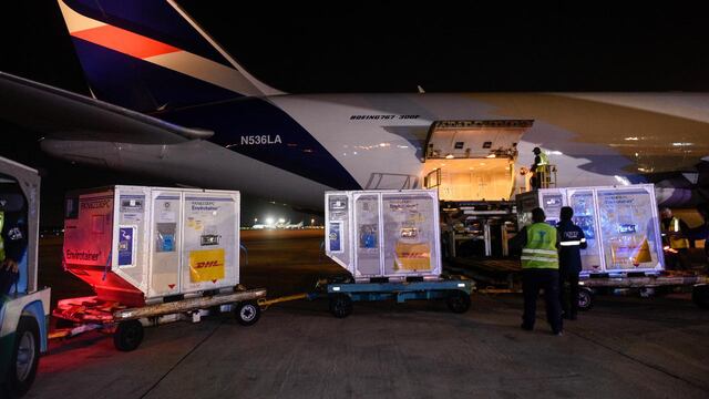 Vacunas de AstraZeneca arriban al Aeropuerto Internacional de Ezeiza.