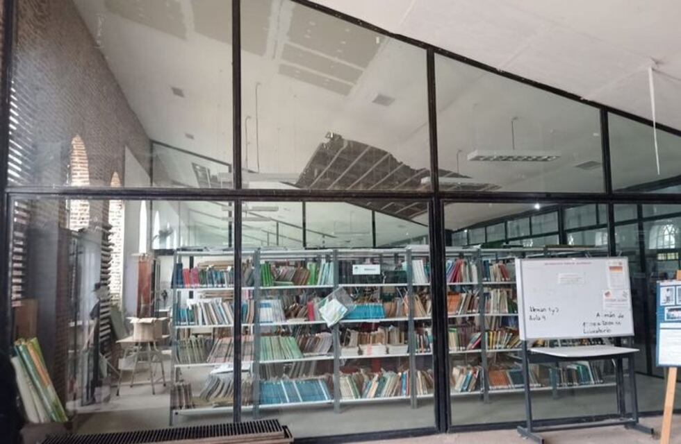 Alumnos rosarinos “usaron” a los políticos para arreglar el techo derrumbado de su escuela