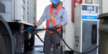 YPF lanzó sus nuevos surtidores Azul 32 para vehículos diésel.