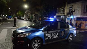 La Policía debió acordonar la zona de los alrededores de la comisaría.