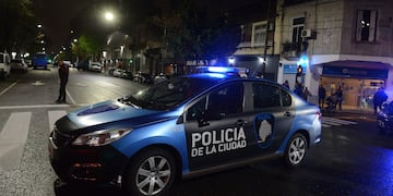 La Policía debió acordonar la zona de los alrededores de la comisaría.