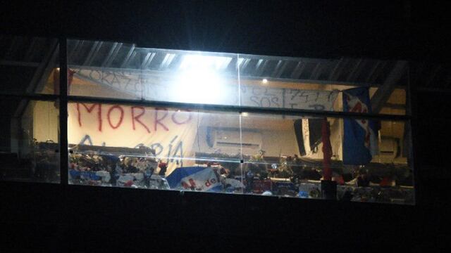 Nacional de Luto por el Morro. Su palco con ofrendas de los hinchas uruguayos.