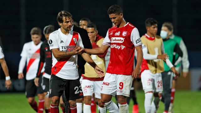 Leonardo Ponzio, saludando a un rival tras completar los 90 minutos.