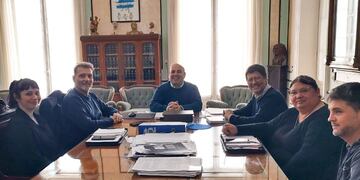 Funcionarios del SEOM con representantes de la Municipalidad de Esperanza