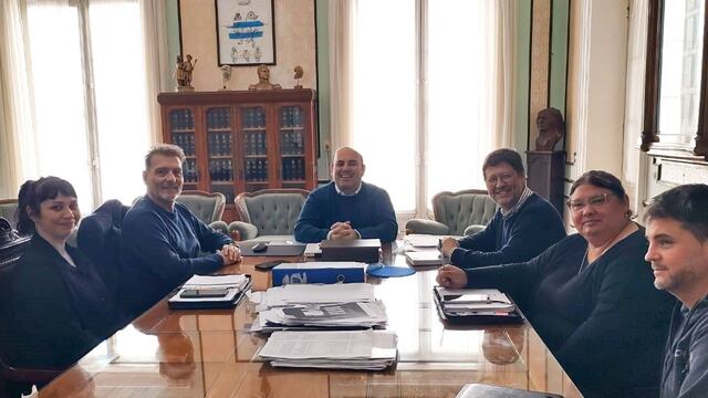 Funcionarios del SEOM con representantes de la Municipalidad de Esperanza