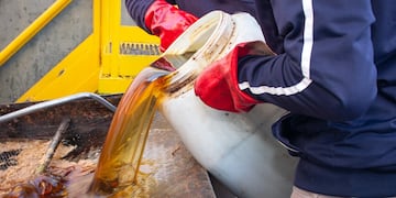 El aceite vegetal usado, residuo producto de la cocción de frituras, en el agua y en la tierra genera una capa impermeable que puede afectar a la flora y la fauna