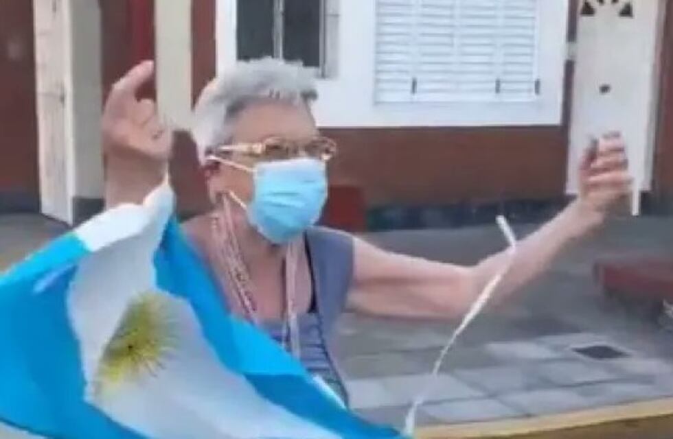 La abuela viral ya es cábala: cómo fue el festejo con los hinchas de siempre tras el triunfo argentino