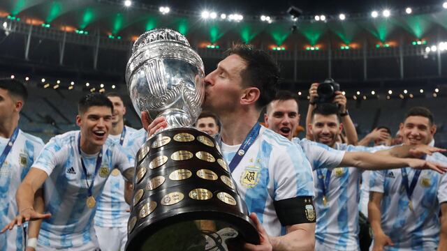 Messi besa la Copa América. La foto que es el premio a la insistencia. (AP)