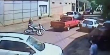 Eldorado: hacía “willy” con su motocicleta e impactó contra una camioneta.