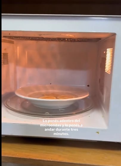 El tip casero para limpiar el microondas rápido y fácil