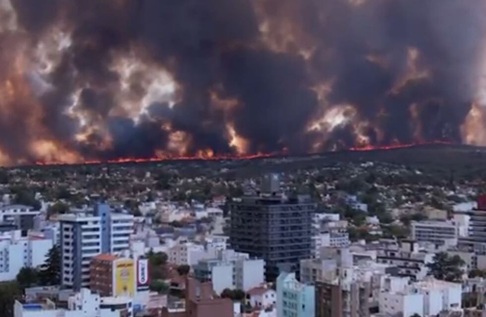 Impactante video del incendio en Córdoba: desde un drone, así se ven las voraces llamas de Punilla
