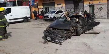 Así quedó el auto en el que viajaron los cuatro jóvenes que murieron.
