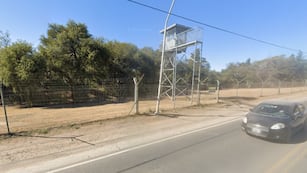 La Policía busca a un conductor que chocó a tres adolescentes en Córdoba.