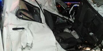 La mujer iba como acompañante y se llevó la peor parte del impacto contra un camión estacionado.