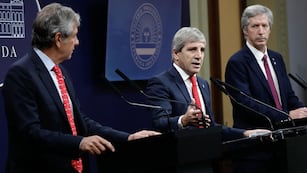 Juan Pazo, Luis Caputo y Santiago Bausilli. (Archivo / Clarín)