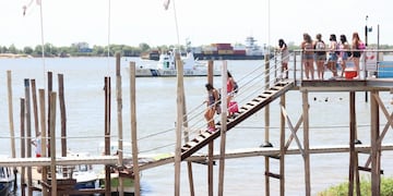 En la costanera norte sigue habilitado el cruce con taxis náuticos para llegar a los paradores. (@munirosario)