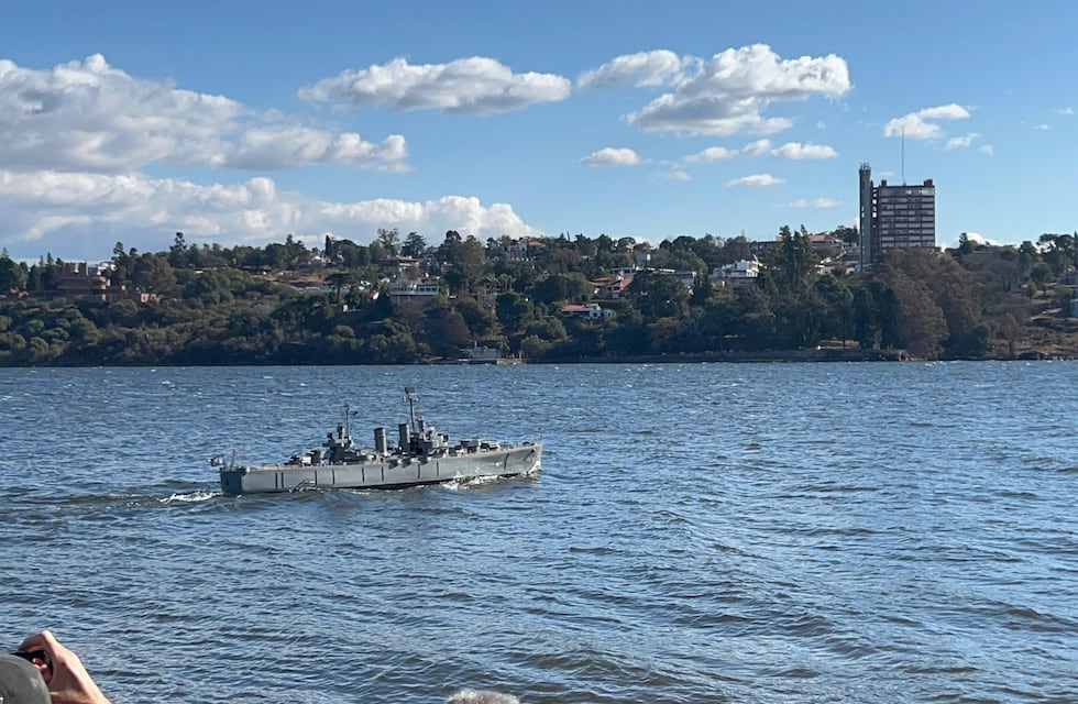 El Crucero General Belgrano volvió a surcar las aguas en homenaje a los héroes de Malvinas