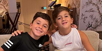 Los pequeños protagonizaron tiernas imágenes alentando a Argentina.