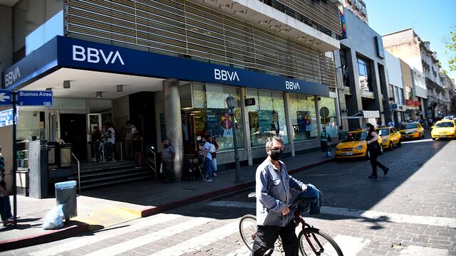 Actividad bancaria el día después de las elecciones legislativas. Foto: Pedro Castillo/La Voz