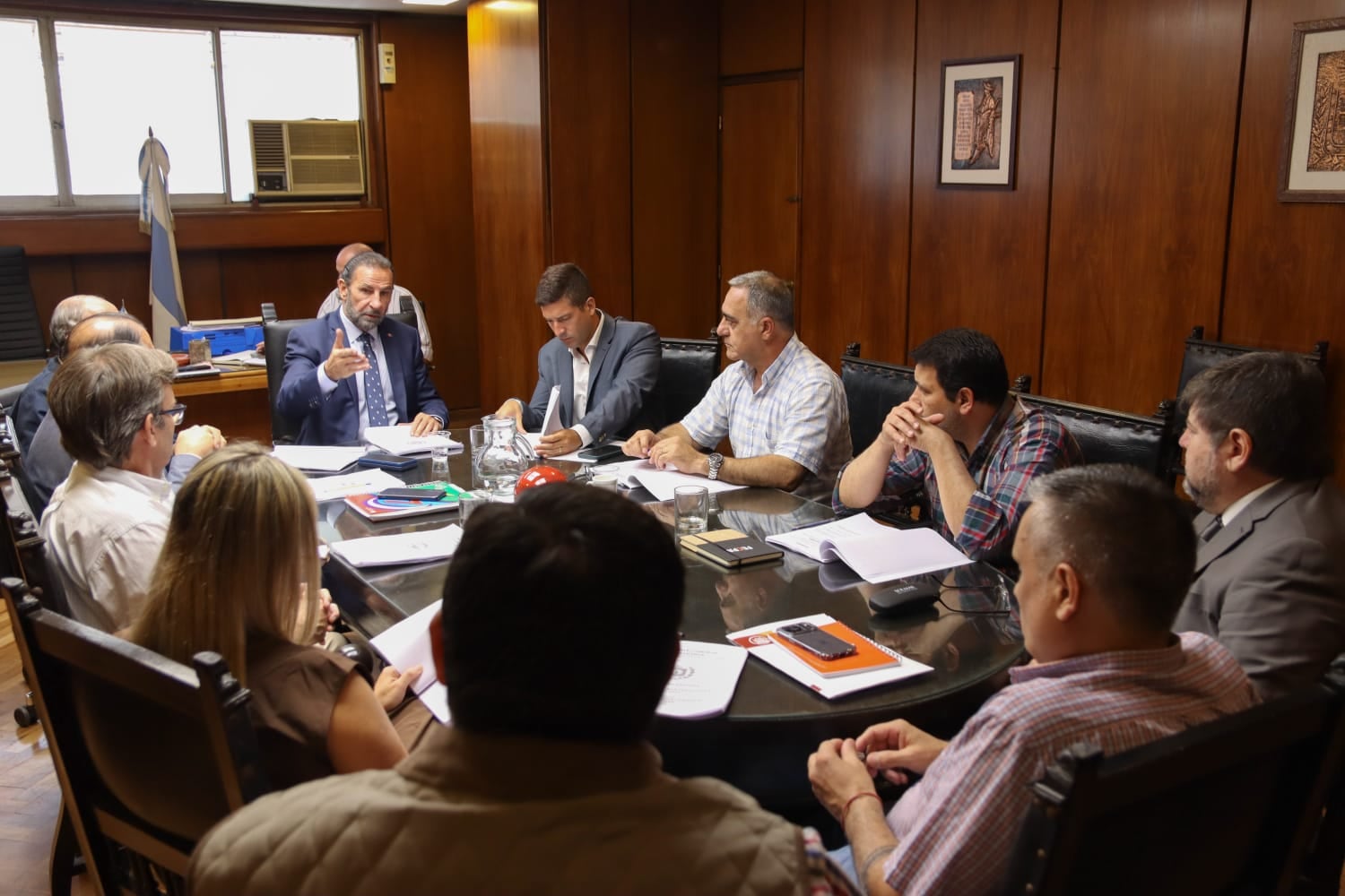 Con acuerdo entre todos los bloques, se avanzará primero en las plataformas de autos y luego en las de motos, con el objetivo de cerrar el año con el marco legal completo.