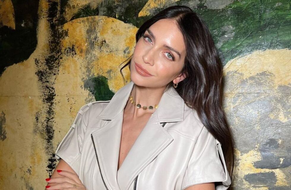 Zaira Nara lució un mono floreado con un sobretodo negro y estalló las redes de elegancia
