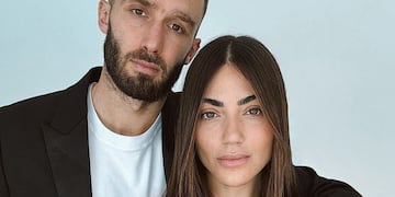Germán Pezzella junto a su esposa, Agustina Bascerano.