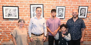 La directora municipal de Cultura, Alejandra Gutiérrez; el secretario de Cultura y Turismo, Luciano Córdoba; el artista Claudio Vilca y el coordinador del CCHT, Joaquín López, en la apertura de la muestra.