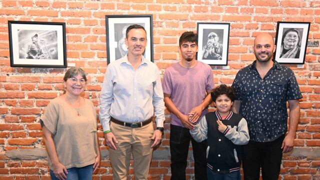 La directora municipal de Cultura, Alejandra Gutiérrez; el secretario de Cultura y Turismo, Luciano Córdoba; el artista Claudio Vilca y el coordinador del CCHT, Joaquín López, en la apertura de la muestra.