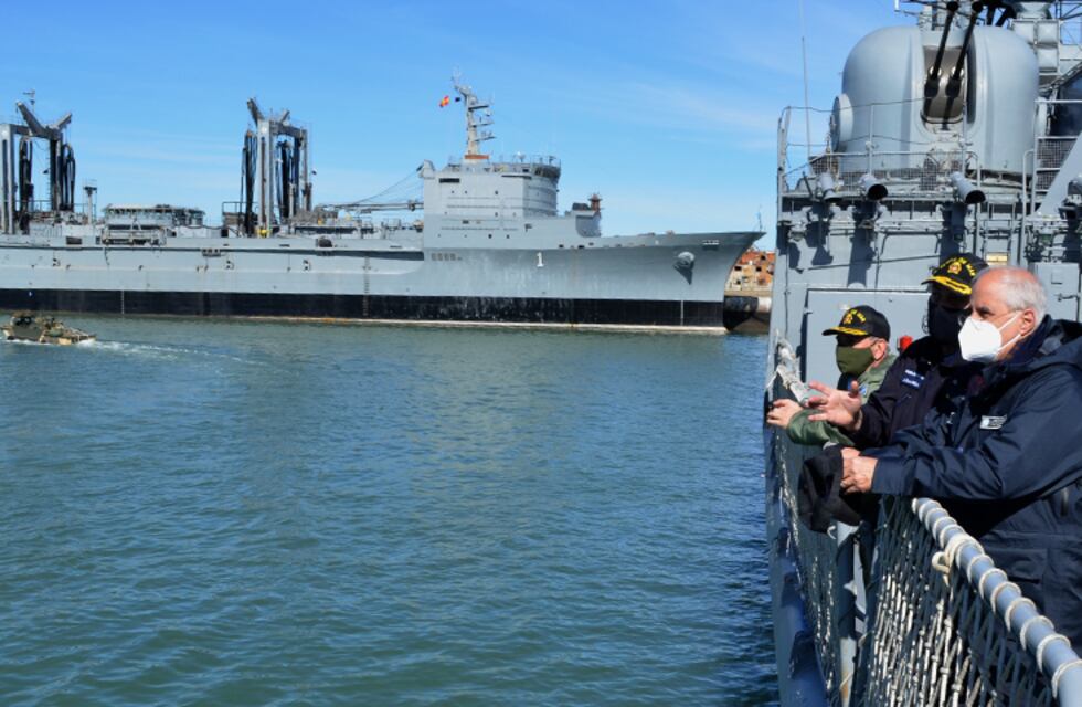 El Ministro de Defensa visitó la Base Naval Puerto Belgrano