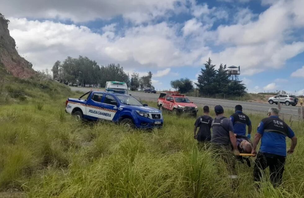 Vivo de milagro: un hombre cayó en parapente en las Altas Cumbres y logró salvarse