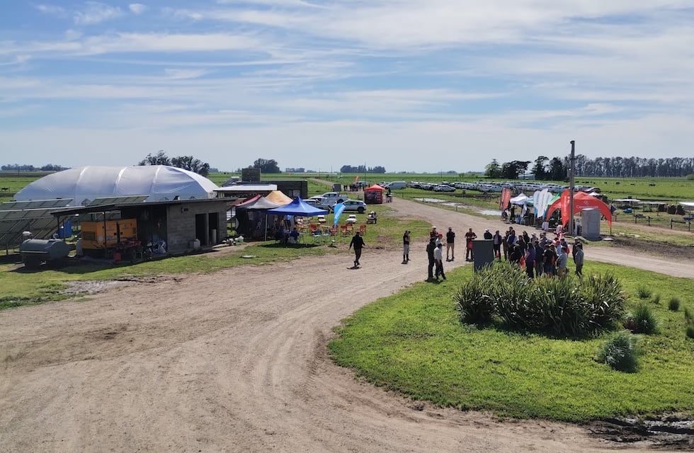 Alumnos de 7mo año de la Escuela Agropecuaria de Tres Arroyos visitaron el tambo La Colorada