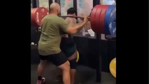 Culturista murió tras caerle una barra de más de 200 kilos sobre su cuello. (Captura)