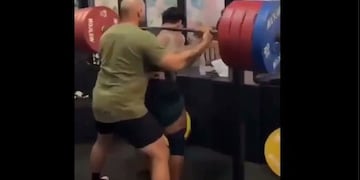 Culturista murió tras caerle una barra de más de 200 kilos sobre su cuello. (Captura)