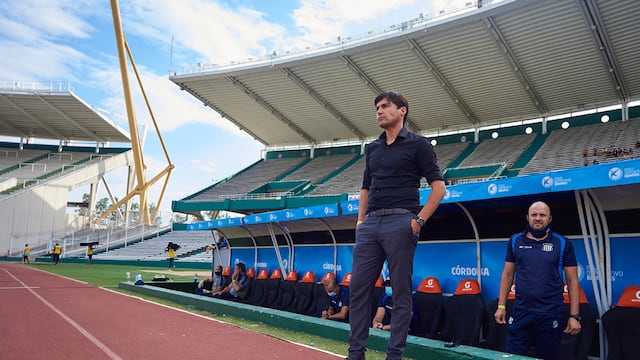 Alexander Medina, DT de Talleres, en una escena antes de un partido de la T en el estadio Mario Alberto Kempes. (Gentileza Prensa Talleres)