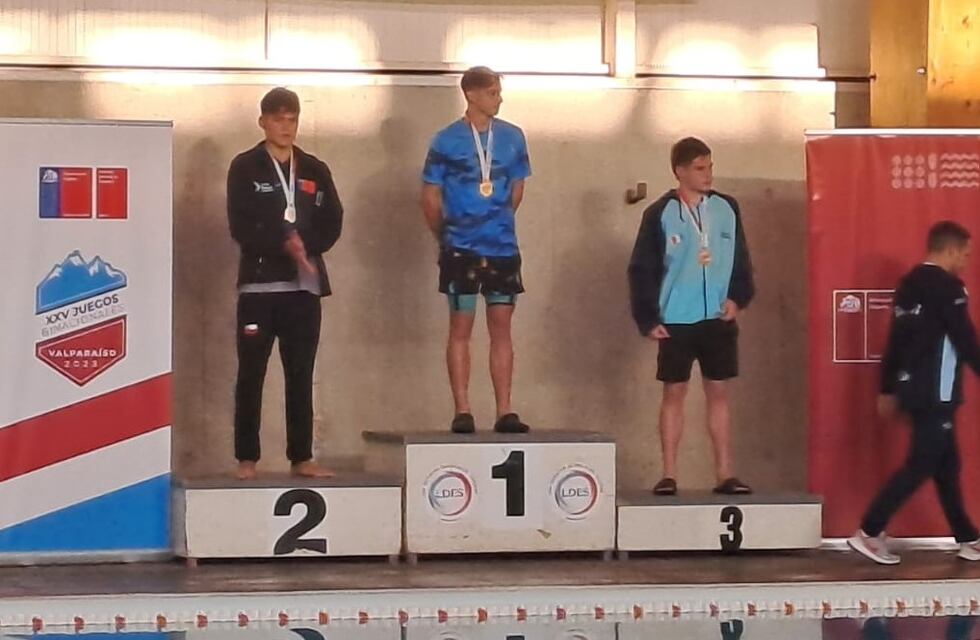 Podio y medalla de bronce para Fabricio Grumelli, con el tercer puesto en la final de los 100 Metros Espalda