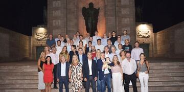 La "foto de familia" de la dirigencia radical en el Monumento a la Bandera, en Rosario, antes de la reunión cumbre partidaria convocada en Santa Fe para este viernes.