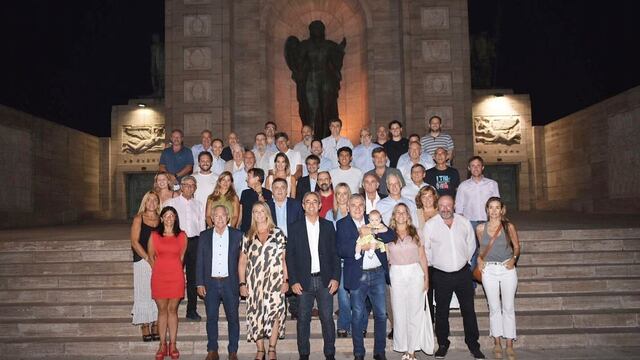 La "foto de familia" de la dirigencia radical en el Monumento a la Bandera, en Rosario, antes de la reunión cumbre partidaria convocada en Santa Fe para este viernes.