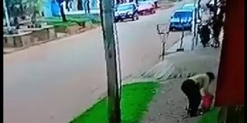 La bebé no quería caminar y su madre comenzó a pegarle patadas.