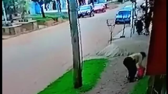 La bebé no quería caminar y su madre comenzó a pegarle patadas.