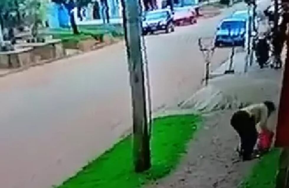 Indignante: una madre fue grabada mientras golpeaba a su bebé de 1 año y fue detenida en Corrientes