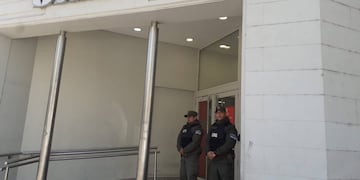 Los allanamientos incluyeron una sucursal bancaria de la ciudad capital.