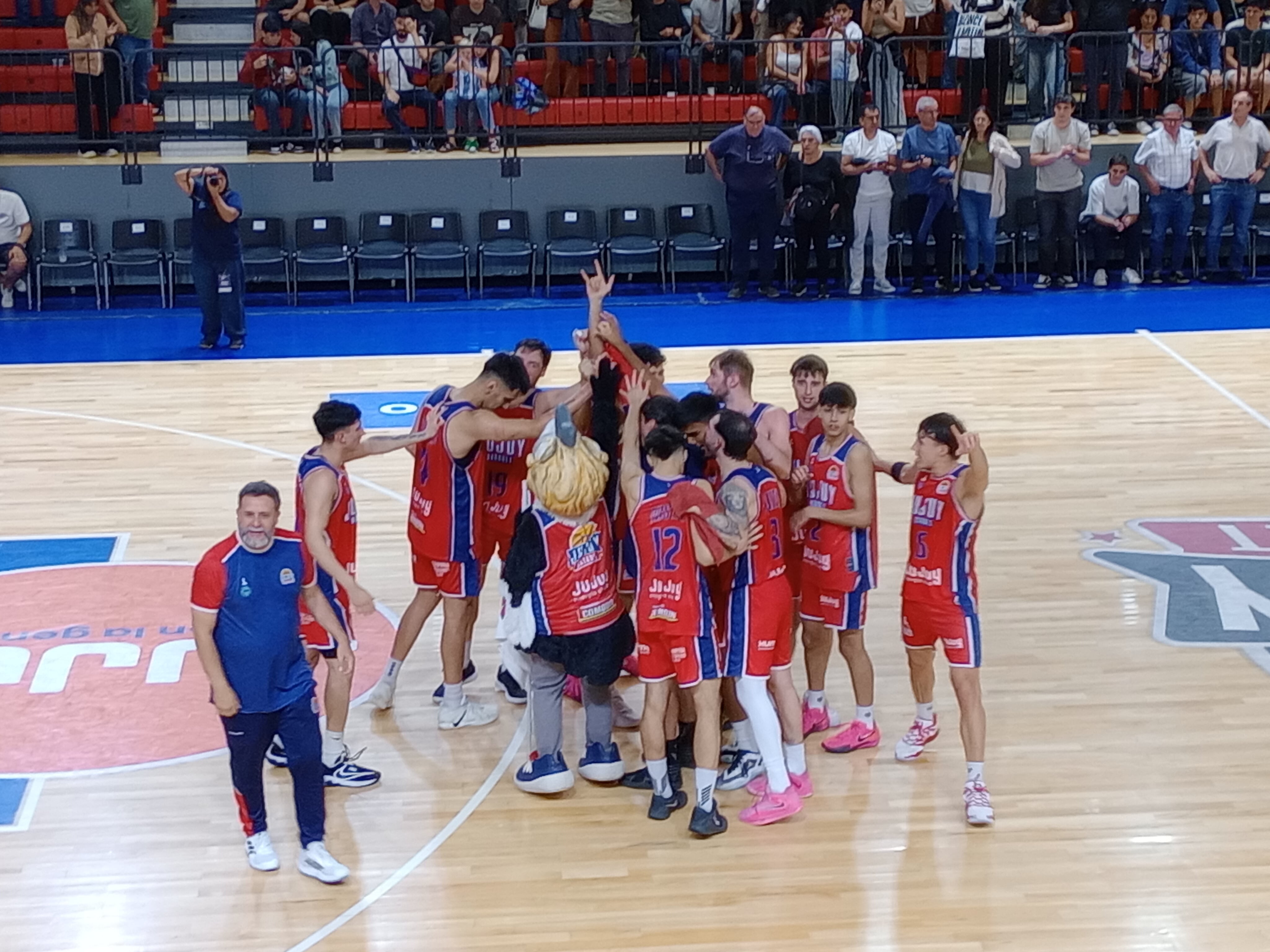 Tras el estruendo del bocinazo final, el justificado festejo de los "Cóndores", que ante su público parecen haber dejado atrás una seguidilla de derrotas.