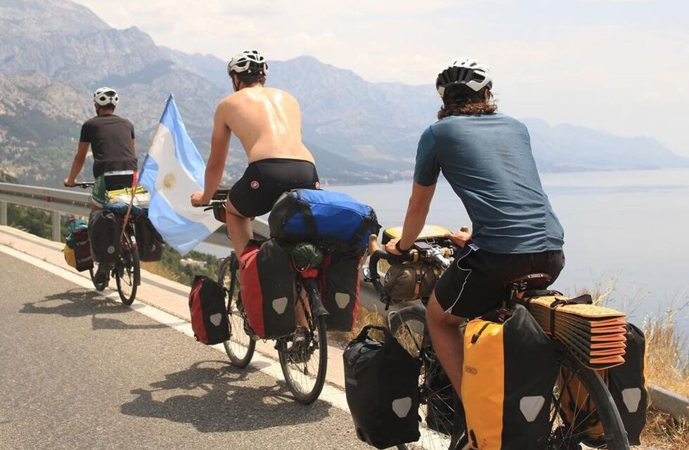 Los cordobeses que van en bici al Mundial llegaron a Croacia