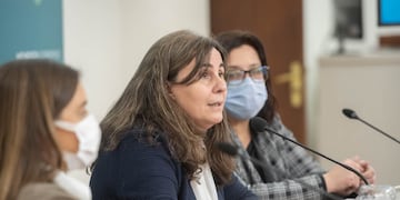 La Ministra de Salud, Ana María Nadal, durante la conferencia de prensa en la que anunció que se vacunará con Moderna como segunda dosis de la Sputnik V a mayores de 60 años. Gentileza