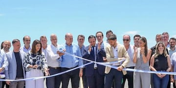 Los funcionarios compartieron el corte de cinta sobre el puente Paraná Miní de Villa Ocampo.