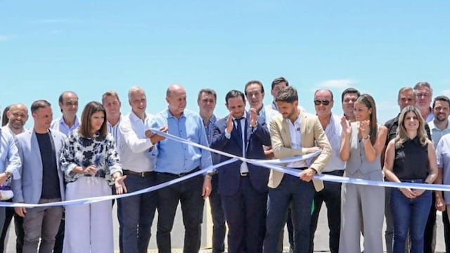 Los funcionarios compartieron el corte de cinta sobre el puente Paraná Miní de Villa Ocampo.