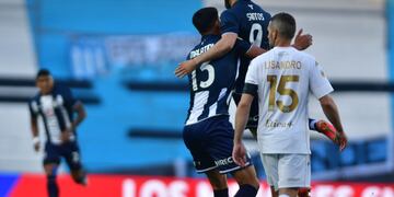 Michael Santos sorprendió un remate precioso para que Talleres se ponga en ventaja en el Cilindro de Avellaneda. (Foto: Federico López Claro)