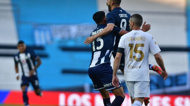 Michael Santos sorprendió un remate precioso para que Talleres se ponga en ventaja en el Cilindro de Avellaneda. (Foto: Federico López Claro)